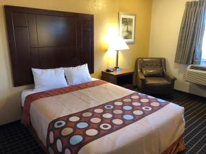 Postel nebo postele na pokoji v ubytování Super 8 by Wyndham Klamath Falls