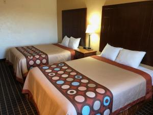 Postel nebo postele na pokoji v ubytování Super 8 by Wyndham Klamath Falls