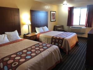 Postel nebo postele na pokoji v ubytování Super 8 by Wyndham Klamath Falls
