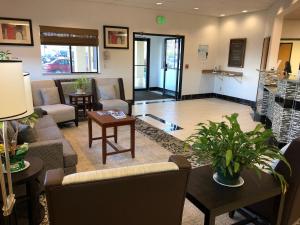 Posezení v ubytování Super 8 by Wyndham Klamath Falls
