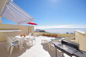 balcone con tavolo, sedie e vista sull'oceano di Apartments Kus a Spalato (Split)