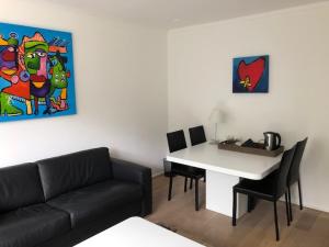 a living room with a couch and a white table at Appartement BBwB in Breda
