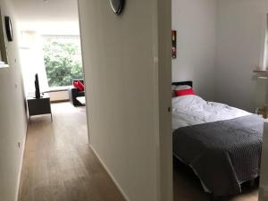 - une chambre avec un lit et un salon dans l'établissement Appartement BBwB, à Breda
