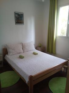 - une chambre avec un lit doté de 2 tapis verts dans l'établissement B&B Curica Doma, à Šibenik