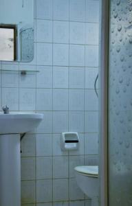 アブジャにあるDumerosのバスルーム(洗面台、トイレ、鏡付)