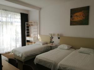 Un pat sau paturi într-o cameră la New City Hotel Scheveningen