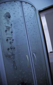 una puerta de ducha con gotas de agua. en Dumeros en Abuja
