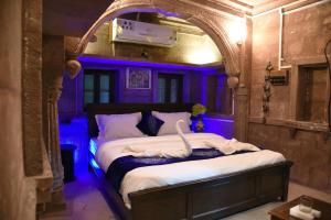 una camera da letto con un letto con un cigno bianco sopra di The Thikana Heritage a Jodhpur