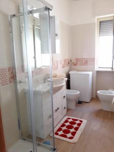 Osolemiohouse tesisinde bir banyo