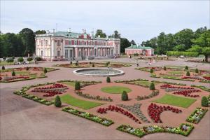 a large building with a garden in front of it at Araksi HOSTING in Tallinn