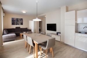 een eetkamer en woonkamer met een tafel en stoelen bij Villa Marijola in Lovište