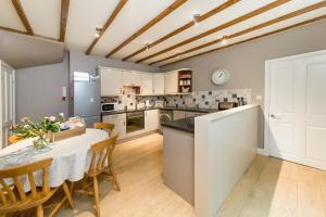 cocina con mesa y sillas en una habitación en Seal Cottage, en Hexham