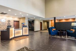 un vestíbulo de un hospital con sillas azules y una mesa en Comfort Suites Meridian and I-40, en Oklahoma City