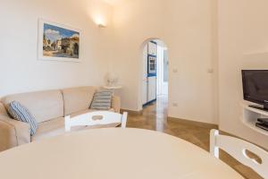 un soggiorno con divano e TV di Adriatic villa a Leuca