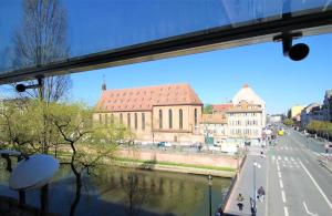 uitzicht op een stad met een rivier en gebouwen bij Au cœur de Strasbourg, 3 pièces vue sur l'Ill! in Straatsburg