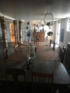 Low budget bungalows في Tyringe: غرفة طعام مع طاولة وكراسي طويلة