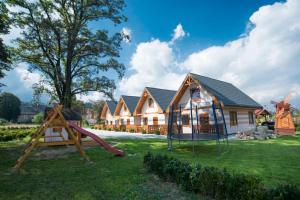 una casa con parco giochi nel cortile di Domki u Justyny Podgórzyn Karpacz Sosnówka a Podgórzyn