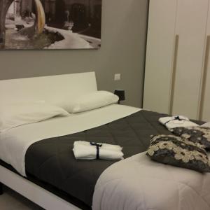 ein Schlafzimmer mit 2 Betten und Handtüchern darauf in der Unterkunft Tuttoincentro in Salerno