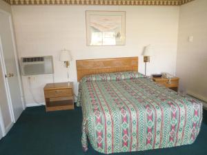 Ліжко або ліжка в номері Value Inn East Stroudsburg