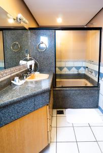 Ванная комната в Bahamas Suíte Hotel