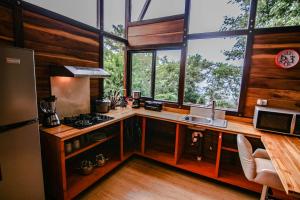 una cocina con encimeras de madera y ventanas en una casa en Casa Higueron, en Monteverde