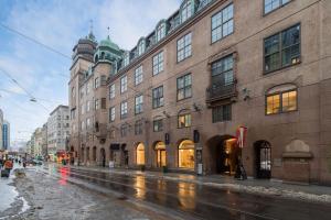 a building on a city street in the rain at Nordic Host - Prinsens Gate 10 city center - High-end in Oslo