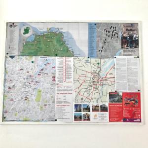 een kaart hangt aan een muur bij Castleton townhouse in Belfast +28 foto's