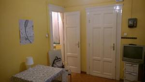Televízia a/alebo spoločenská miestnosť v ubytovaní White Ship Apartman
