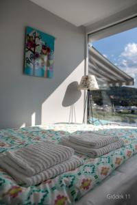 Ένα ή περισσότερα κρεβάτια σε δωμάτιο στο Apartment Słoneczny Gródek 11