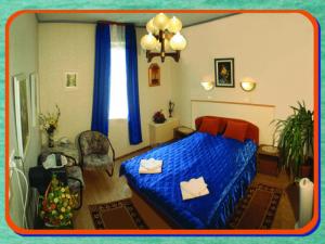 1 dormitorio con cama azul y cortinas azules en Laguna Panzio, en Szántód