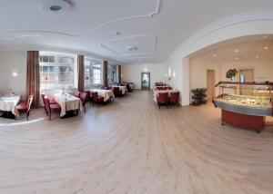 Hotel Heldt في باد بيرمونت: مطعم فيه طاولات وكراسي في الغرفة