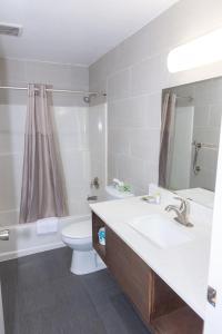 Bilik mandi di Value Inn Bellflower