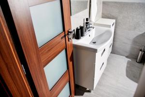 スタラー・レスナーにあるHoliday House Sabala 2の洗面台と鏡のあるバスルーム +67枚の写真