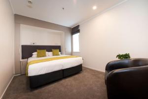 Tempat tidur dalam kamar di Quest on Johnston Serviced Apartments