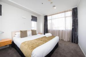 Postel nebo postele na pokoji v ubytování Quest on Johnston Serviced Apartments