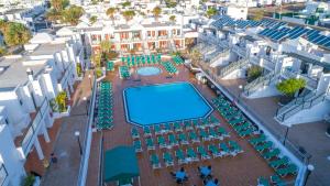 widok na dziedziniec z basenem w obiekcie Bitacora Lanzarote Club w Puerto del Carmen