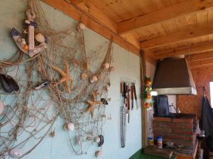 a wall with a net on the wall in a kitchen at Casa Estela del Mar in Pelluhue