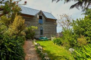 una casa con tetto solare con percorso che la porta di Cubby House Stay Kaikoura a Kaikoura