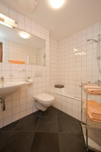 ein Badezimmer mit einem WC, einem Waschbecken und einer Badewanne in der Unterkunft Apartments Aeon in Sankt Johann in Tirol