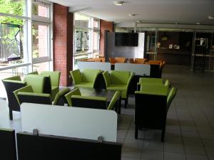 a restaurant with green and white tables and chairs at Jugendherberge Bonn in Bonn