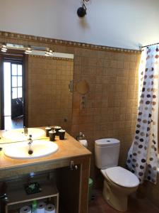 A bathroom at ALTO DE LA RESERVA