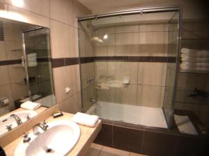 y baño con ducha, lavabo y bañera. en MLA apartments - Kennedy, en Lima