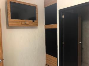 TV a/nebo společenská místnost v ubytování Hotel del Carmen