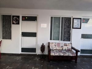Ruang duduk di Hostal Maple