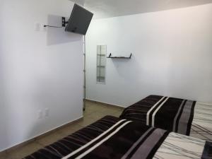 Televisyen dan/atau pusat hiburan di Hostal Maple