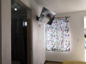 Televisyen dan/atau pusat hiburan di Hostal Maple