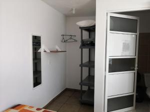 Katil dua tingkat atau katil-katil dua tingkat dalam bilik di Hostal Maple