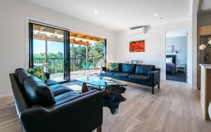 Ruang duduk di Putaki Bay - Kereru Villa - Be My Guest Waiheke