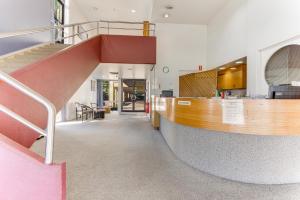 uma vista para o átrio de um hospital com uma escada em Rockhampton Riverside Central Hotel Official em Rockhampton