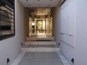 Un pasillo con ascensor en un edificio. en Apart Delacroix, en Santa Fe